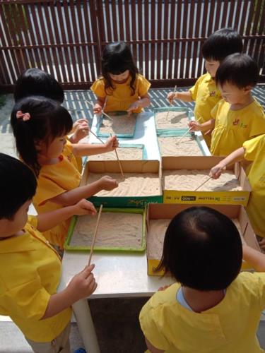 042b0bd2-c1a8-419a-9da1-07f597f3c927